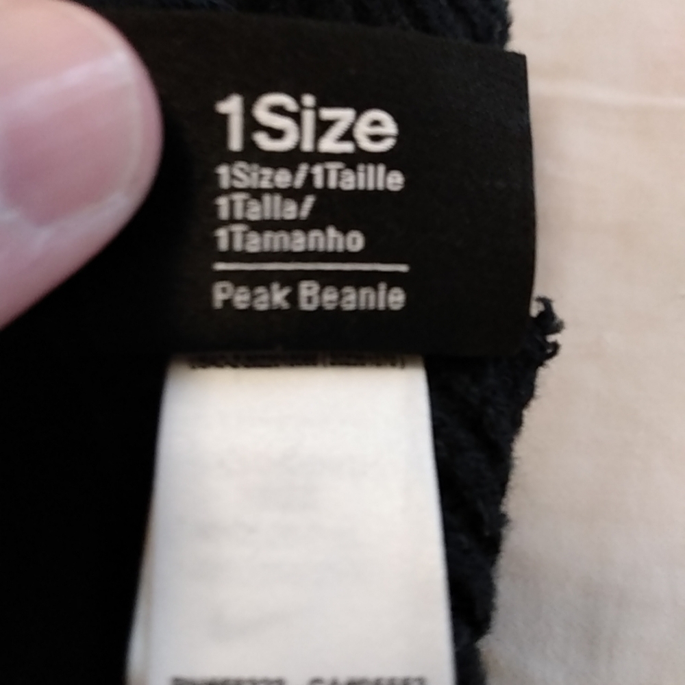 Nike Peak Rib Beanie Knit Hat Black White FB6526-010 Unisex One Size